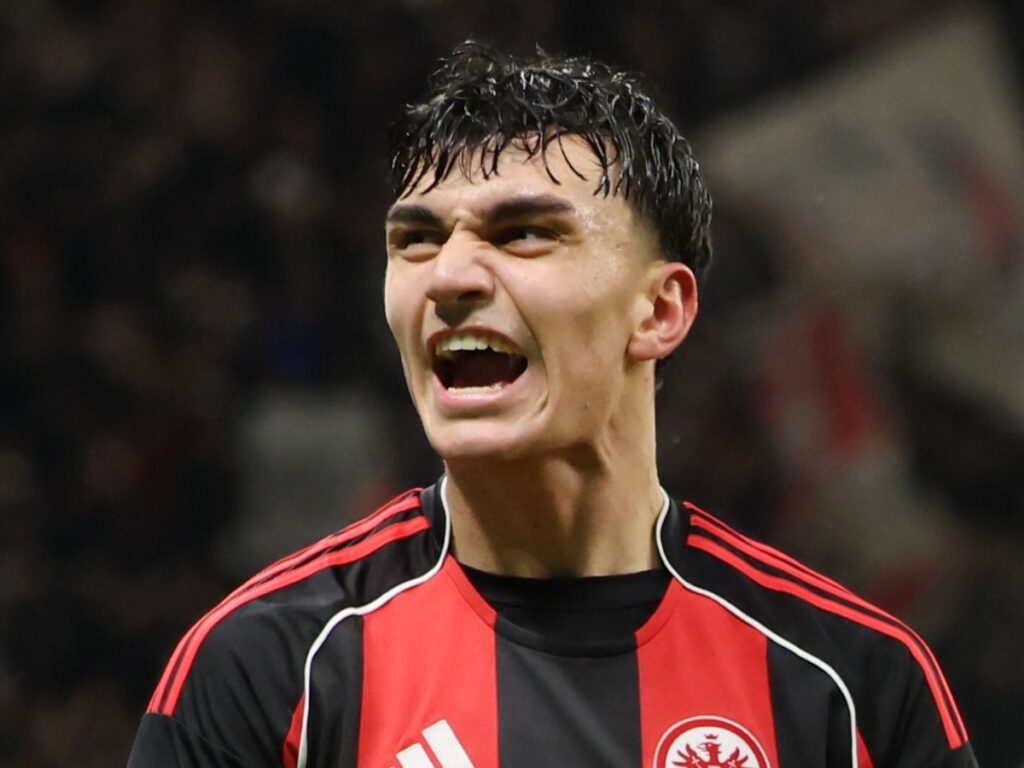 Can Uzun esulta con la maglia dell'Eintracht Francoforte, obiettivo di mercato del Milan