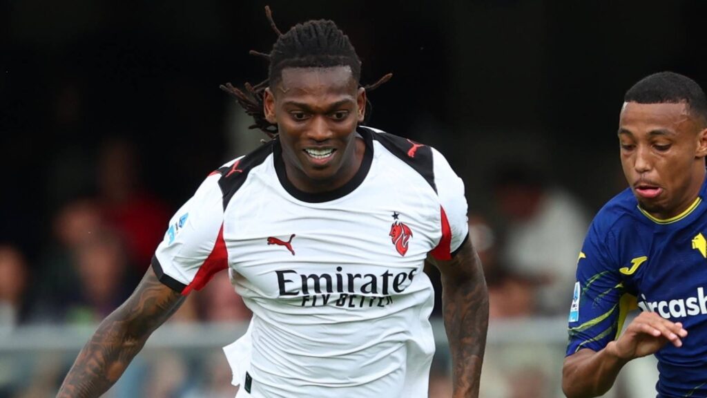 Rafael Leao attaccante AC Milan in azione sul campo dell'Hellas Verona