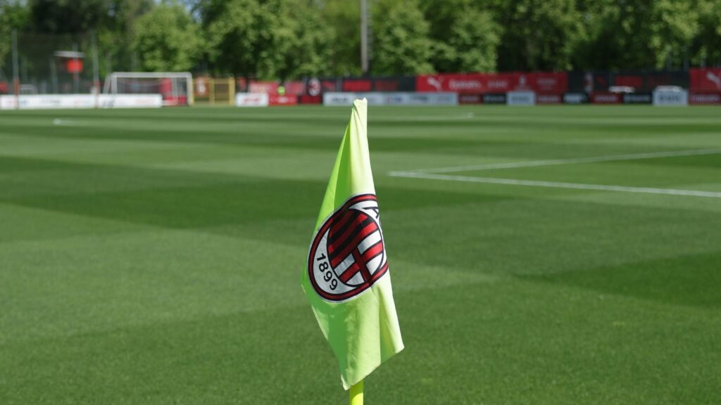Bandiera col logo del Milan al 'Vismara PUMA House of Football'