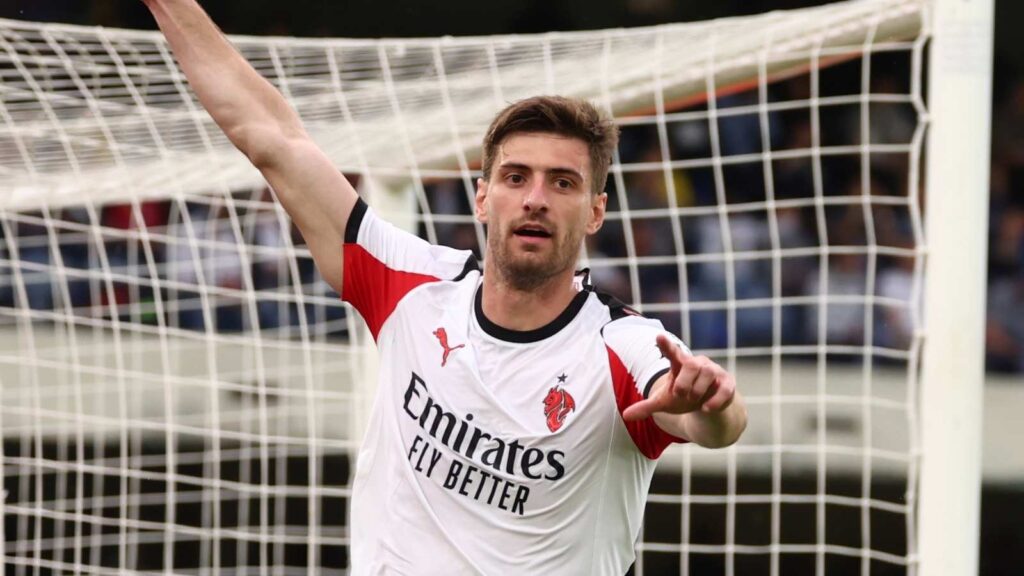 Il difensore del Milan Matteo Gabbia durante il match del Bentegodi contro il Verona