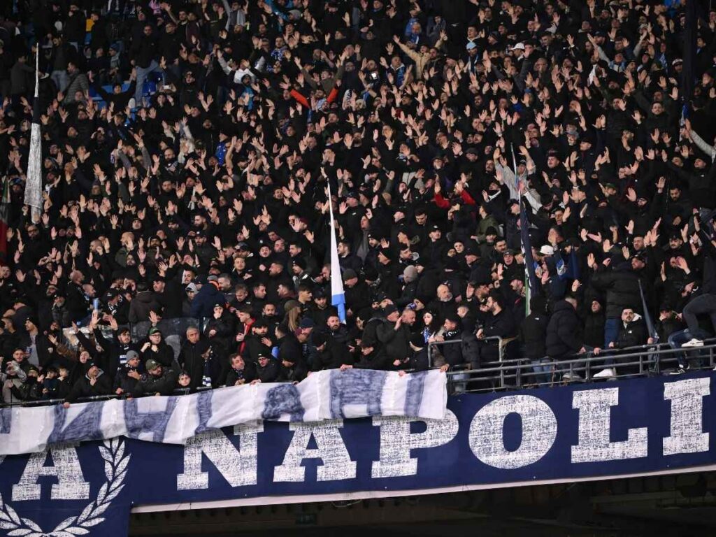 Verso Napoli-Milan, striscione di solidarietà verso i tifosi lombardi: i dettagli