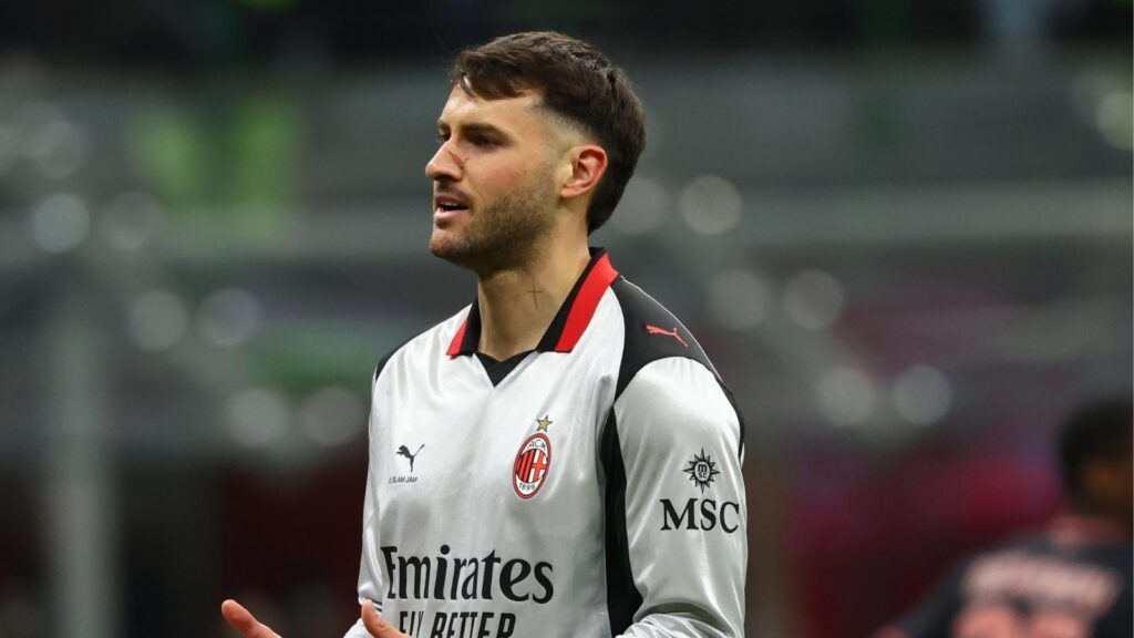 Santiago Giménez, attaccante AC Milan, ha rilasciato un'intervista a 'Record Mexico'