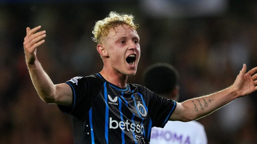 Joaquin Seys in azione con il Bruges, obiettivo di mercato del Milan di Tare