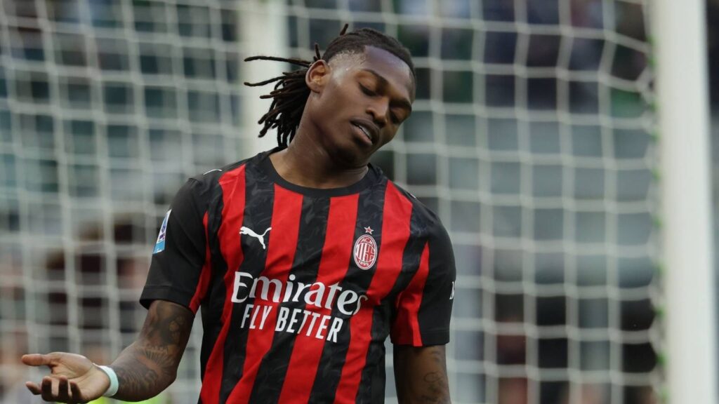 Il Milan si è stancato di Leao: la società aspetta offerte. Ecco una possibile destinazione