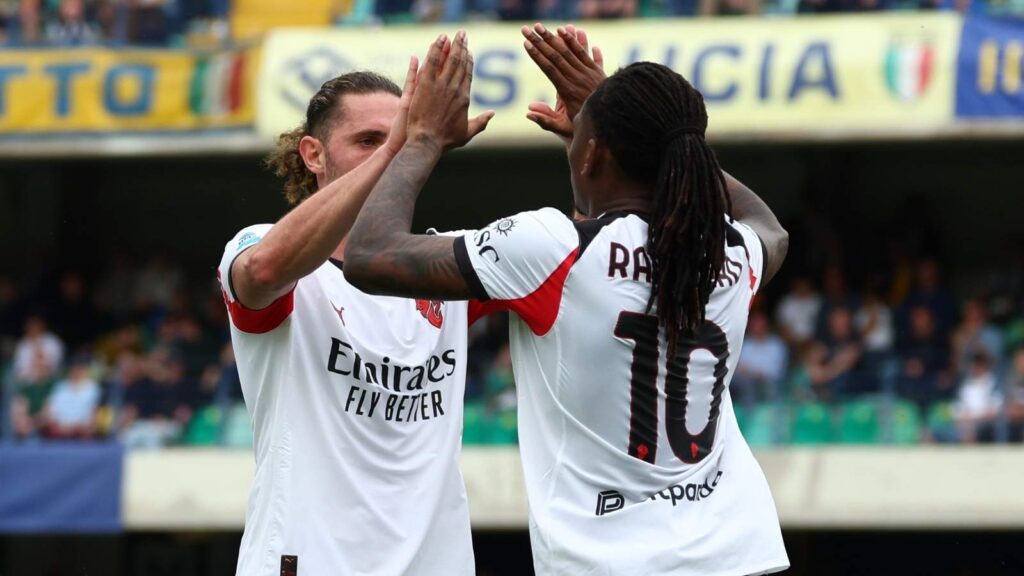Adrien Rabiot e Rafael Leao giocatori AC Milan esultano per il gol-vittoria del francese sul campo dell'Hellas Verona