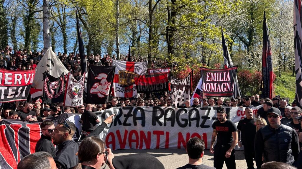 Milanello, i tifosi della Curva Sud in sostegno dei rossoneri verso Napoli-Milan