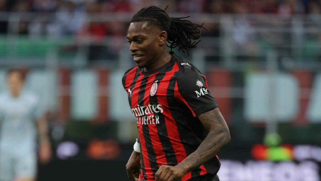Rafael Leao attaccante AC Milan giocherà ancora titolare in Verona-Milan di Serie A 2025-2026