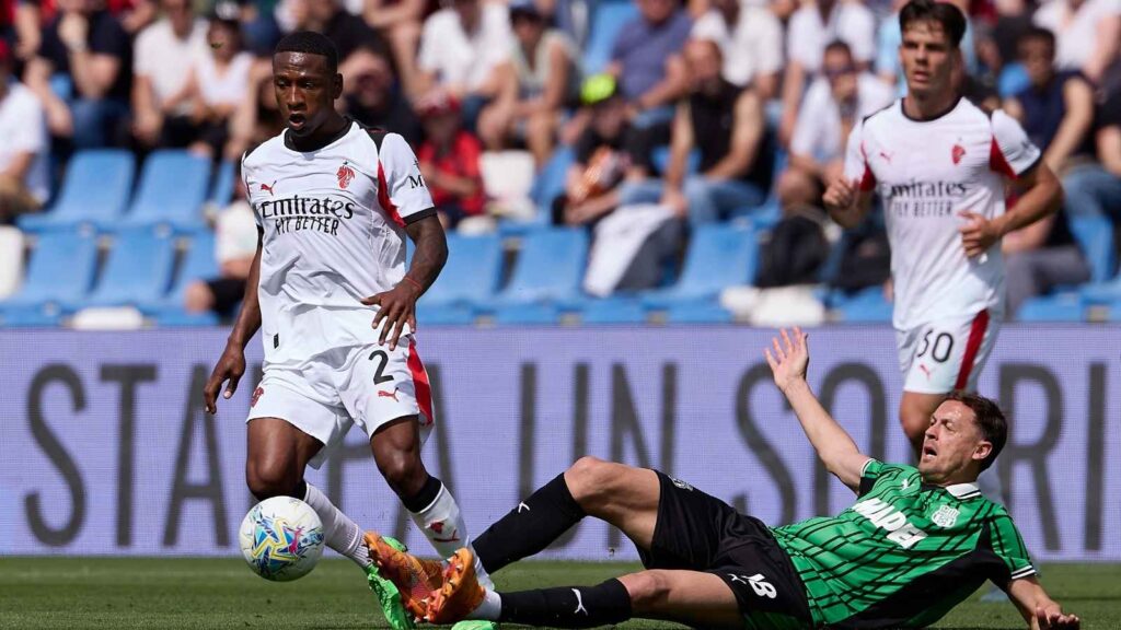 Estupinan e Jashari, giocatori AC Milan, qui durante Sassuolo-Milan di Serie A