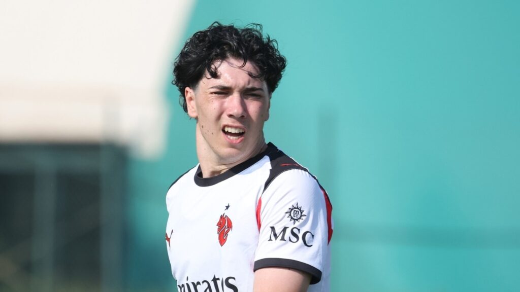 C'è l'annuncio ufficiale del Milan: il classe 2009 Menon firma il suo primo contratto da pro