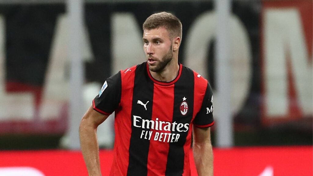 Strahinja Pavlovic, difensore AC Milan, potrebbe andare via nel calciomercato estivo 2026