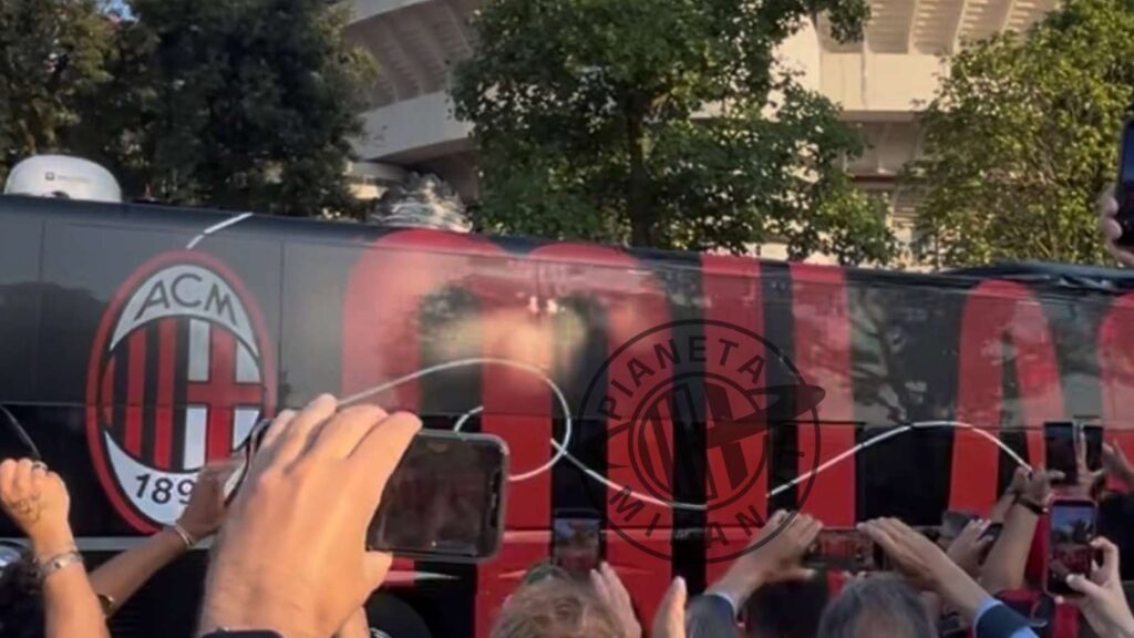 Milan-Cagliari: pullman rossonero arrivato a 'San Siro' | PM News