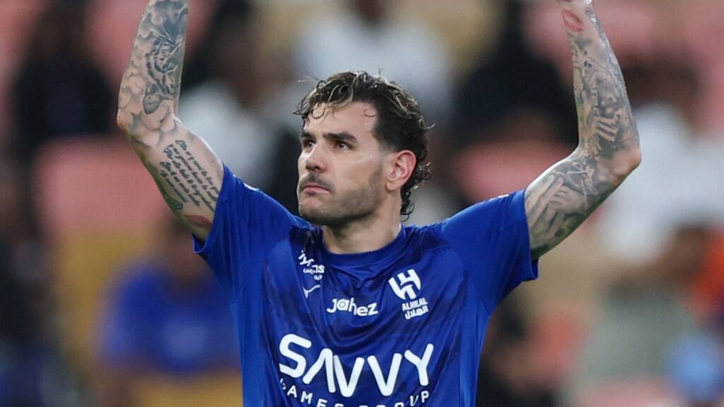 Theo Hernández trascina l'Al-Hilal alla vittoria. I dati e il confronto con Estupiñán