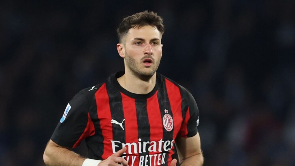 Santiago Giménez, attaccante AC Milan, qui durante Napoli-Milan di Serie A