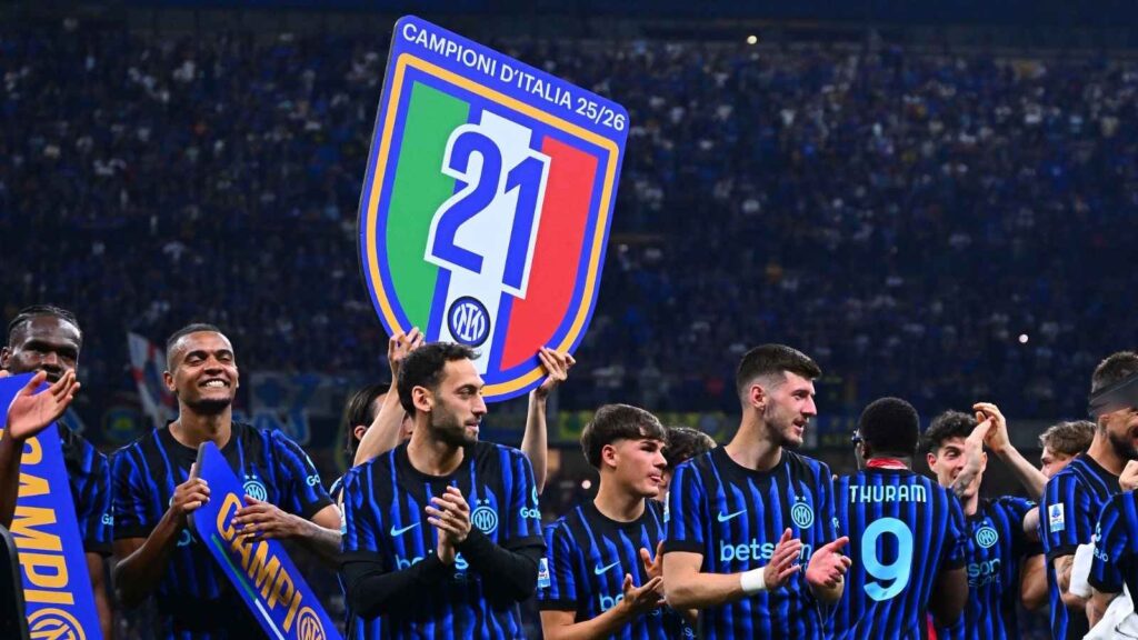 Scudetto all'Inter, il Milan si congratula e scatena la rabbia dei tifosi: "Non vi vergognate?"