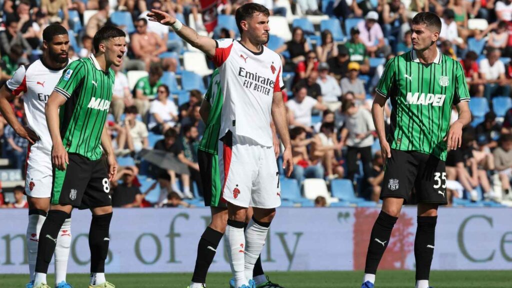 Santiago Giménez, attaccante AC Milan, qui durante Sassuolo-Milan di Serie A