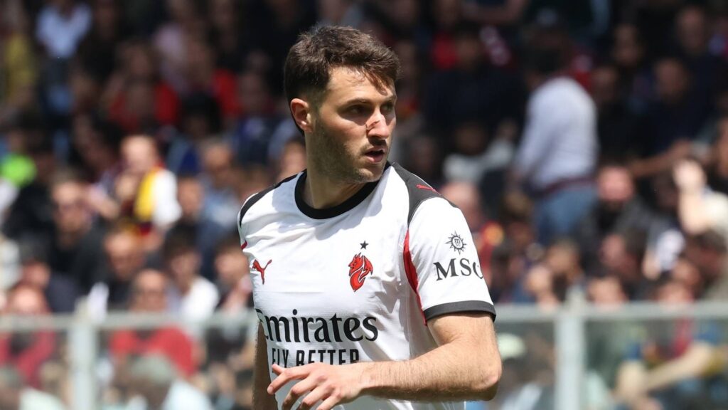 Santiago Giménez, attaccante AC Milan, qui durante Genoa-Milan 1-2 di Serie A