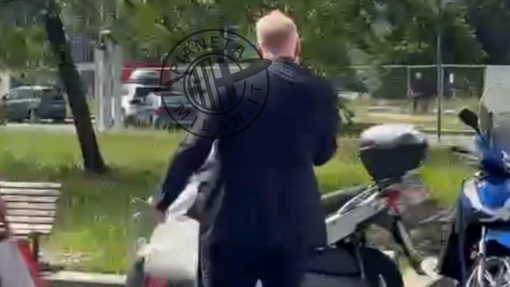 Milan, Tare lascia la sede molto emozionato: maglia rossonera in mano | PM (video dall'inviato Stefano Bressi)