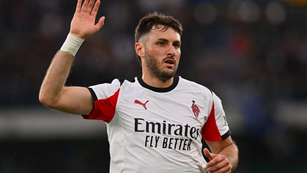 Santiago Giménez, attaccante AC Milan, qui durante Verona-Milan di Serie A
