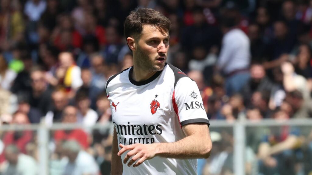 Santiago Giménez, attaccante AC Milan, qui durante Genoa-Milan 1-2 di Serie A