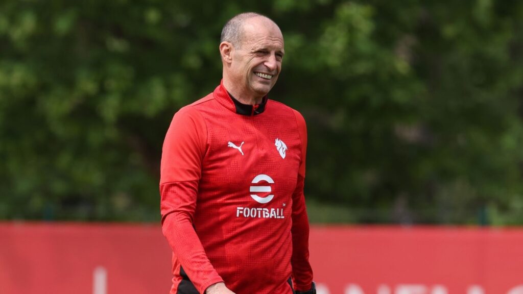 Massimiliano Allegri allenatore AC Milan durante una seduta di allenamento con i rossoneri a Milanello