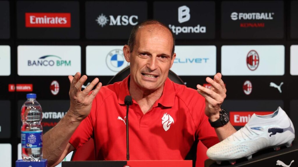 Massimiliano Allegri, allenatore AC Milan, qui durante una conferenza stampa con i rossoneri a Milanello