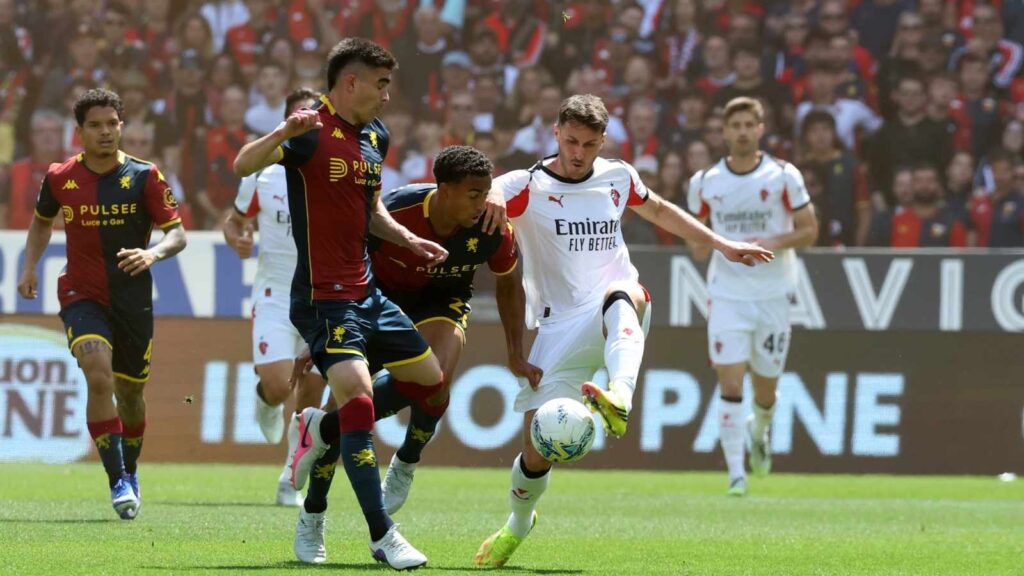 Santiago Giménez, attaccante AC Milan, qui durante Genoa-Milan 1-2 di Serie A