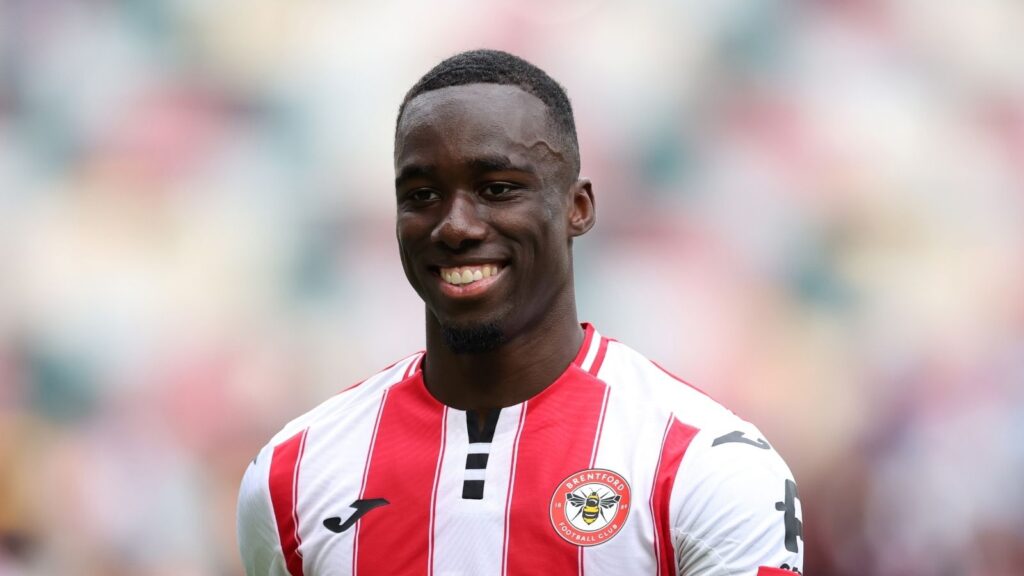 Michael Kayode, terzino qui con la maglia del Brentford