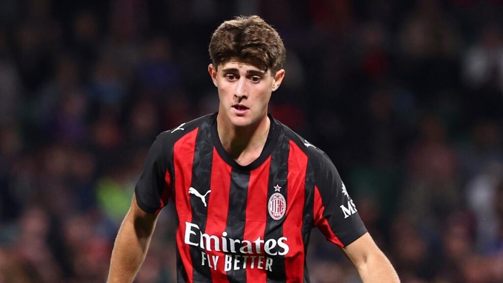 Mattia Liberali, centrocampista Catanzaro, qui con la maglia del Milan, ha molti estimatori per il calciomercato estivo 2026